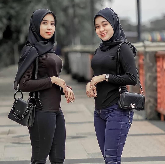 兩人在臉書尋偶社團上傳照片高調徵婚，貼文一出隨即掀起熱議。（圖片翻攝自FB/Viral Sensasi Malaysia）