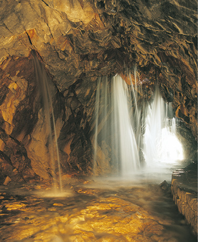 水簾洞是地下湧泉由隧道頂端傾洩而下的特殊景觀。(圖/花蓮趣)