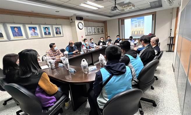 為了強化青年公共事務參與及溝通機制，土城區公所近期邀請在地宏國德霖科技大學師生走出教室，踏進社區，參與「一日區長」活動。（土城區公所提供）