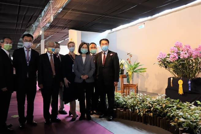 蔡英文總統參加2022台灣國際蘭展開幕典禮，參觀得獎蘭花。(劉秀芬攝)