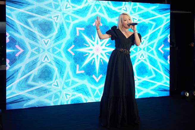 戴爱玲昨举办发片派对。（华纳音乐提供）