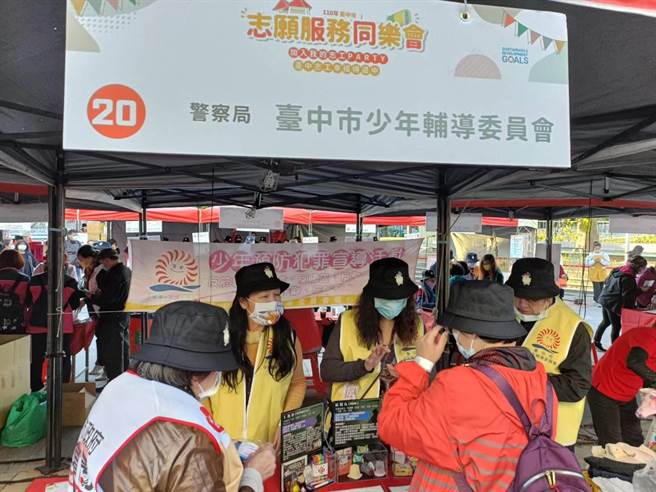 台中市少辅会志工何妈妈从帮助自己的孩子，到投入志工辅导行列，分享自己的心路歷程。(少辅会提供／林欣仪台中传真)