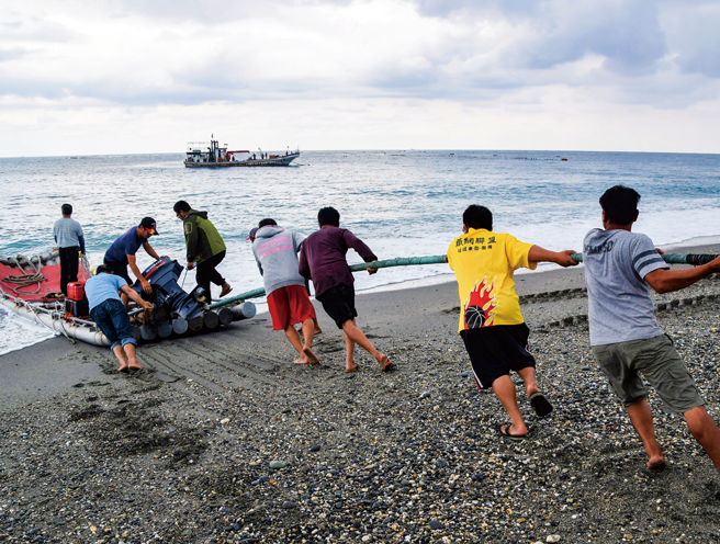 洄遊吧帶領旅人來到七星潭海邊，介紹捕撈漁獲的過程，感謝來自大海的饋贈。(圖/花蓮趣)