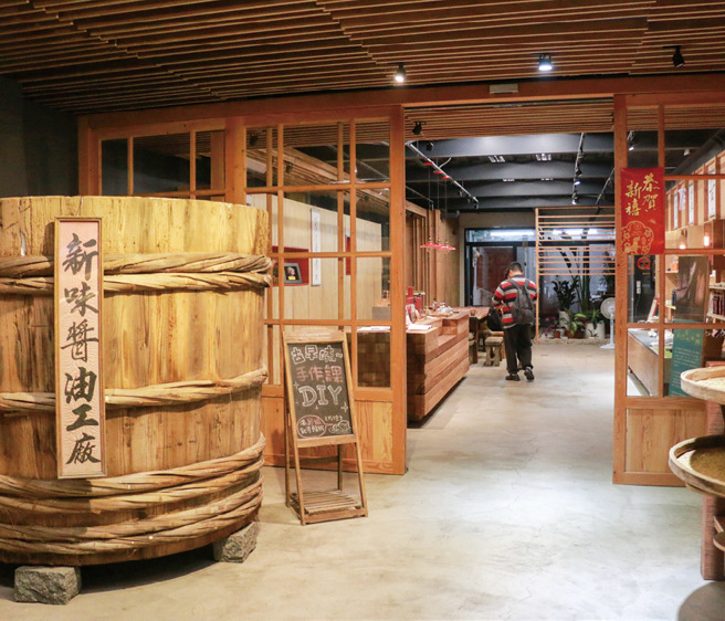 新味醬油店門口超大型杉木桶，過去用來沉澱醬油雜質。(圖/花蓮趣)