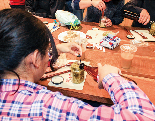 參與新味醬油的豆腐乳DIY，親手釀造古早味美食。(圖/花蓮趣)