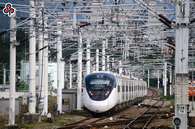 台铁将于清明节连续假期期间，再加开5列次EMU3000列车。（本报资料照）