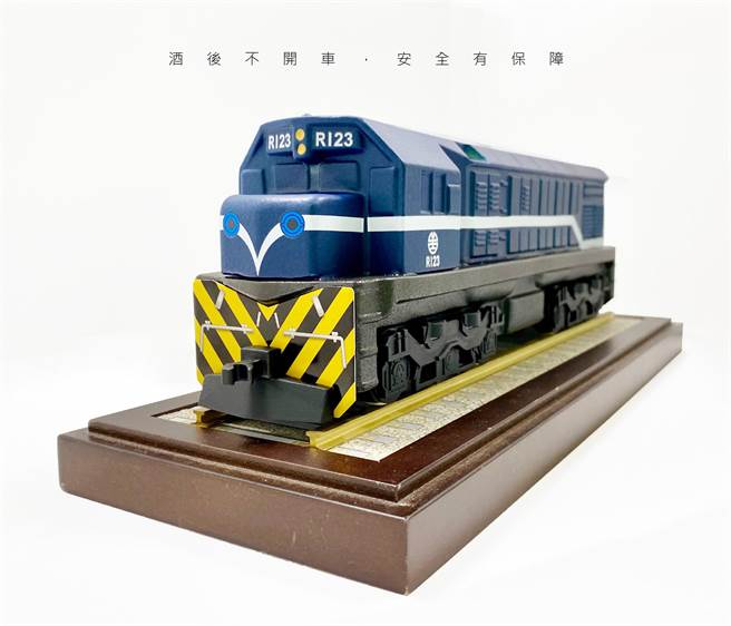 台铁局推出的「蓝皮解忧号陈年高粱酒」，将于3月26日发售。（台铁提供／陈佑诚传真）