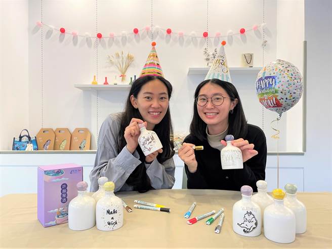 莺歌陶瓷博物馆去年与三莺在地业者合作，推出蜜香红茶、碧螺春绿茶、白茶3种三峡茶特制的「许愿琴酒」，限量480套一上市即秒杀完售。馆方今年配合春季绿茶再度限量推出250套。（蔡雯如摄）