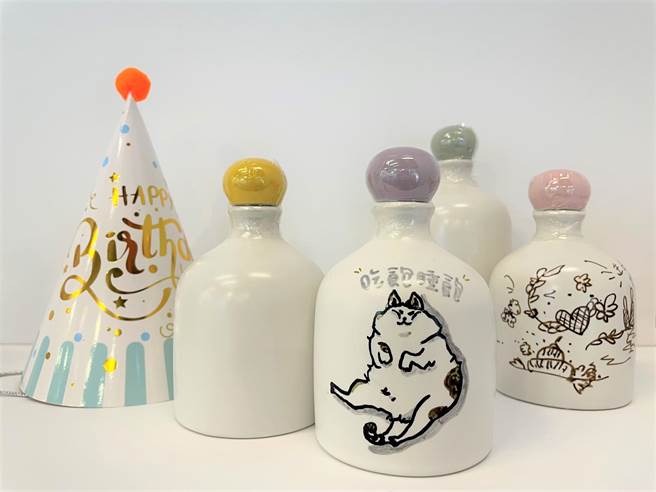 莺歌陶瓷博物馆去年与三莺在地业者合作，推出蜜香红茶、碧螺春绿茶、白茶3种三峡茶特制的「许愿琴酒」，限量480套一上市即秒杀完售。馆方今年配合春季绿茶再度限量推出250套。（蔡雯如摄）