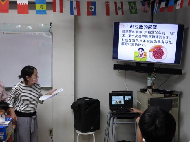 日本新住民中辻小绪里讲解日本红豆饭。(移民署嘉义市服务站提供)