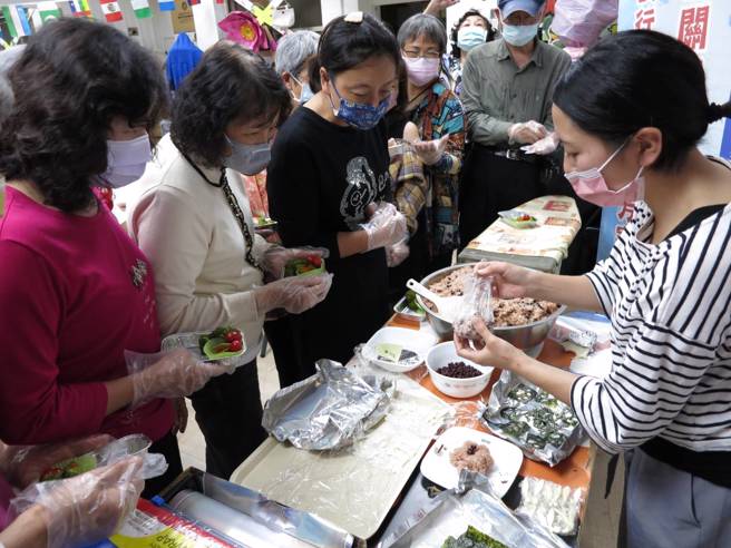 日本新住民中辻小绪里现场教学如何捏制卡哇伊红豆饭糰。(移民署嘉义市服务站提供)