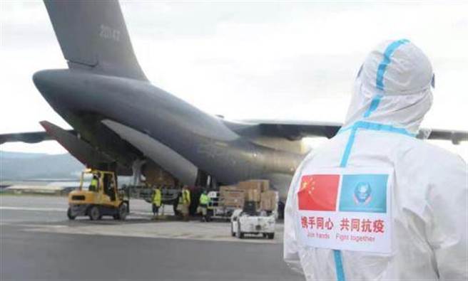 大陸專家：澳媒熱炒中國或在索羅門群島建立軍事存在係看圖編故事。圖為今年二月中國空軍運20抵達索羅門群島首都裝載20噸防疫物資。（中國航空新聞網）