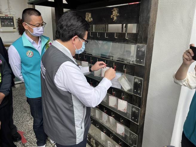 大安公墓有提供「思亲卡」让家属写下对亲人的思念，可悬挂在纳骨堂前思亲台。（陈梦茹摄）