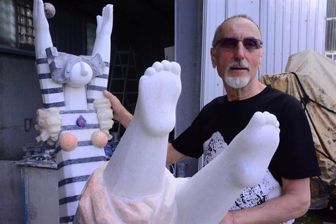 旅居花莲的法籍石雕家约瑟夫Joseph Visy，诉说对花莲乡土的爱。（王志伟摄）