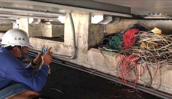 盐水溪桥桥缝25日凌晨冒烟，工务局派员查看疑似有人燃烧废弃电缆线。（撷自台南大小事脸书粉丝页／程炳璋台南传真）