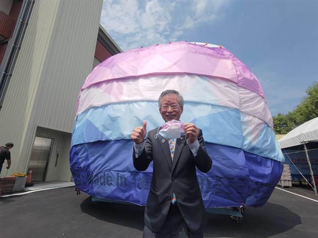 超立体钻石型医用口罩获得多项发明奖，是华新董事长郑永柱最自豪的发明之一。（谢琼云摄）