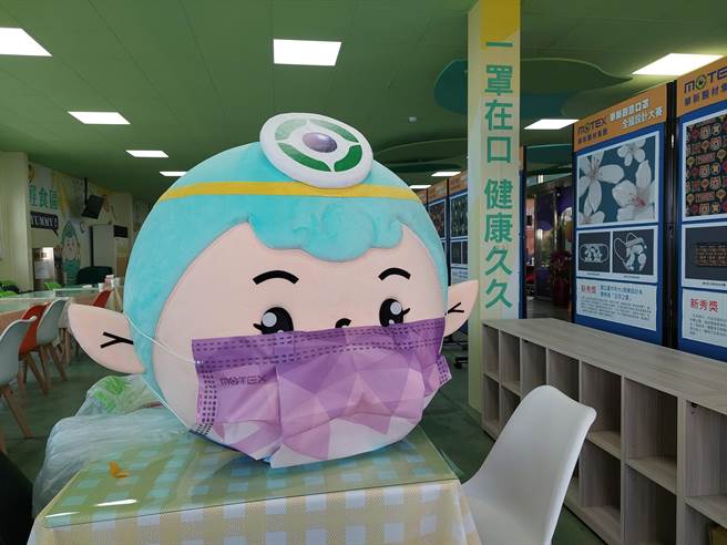 观光工厂吉祥物摩戴舒宝宝也戴着等比放大4倍尺寸的口罩，十分卡娃伊。（谢琼云摄）