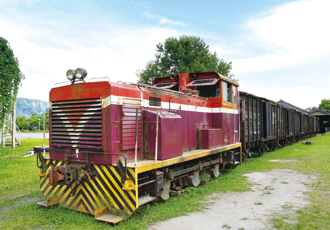 退役的火车诉说着过去运载甘蔗的辉煌时光。(图/花莲趣)