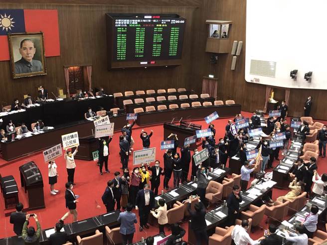 睽违17年，在朝野高度共识下，攸关「18岁公民权」的「中华民国宪法增修条文增订第1条之一条文草案」今天在立院闯关通过。（赵婉淳摄）