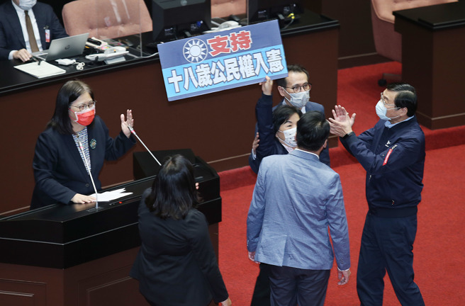 立法院25日院会处理18岁公民权修宪案，民进党立委管碧玲（左）上台发言时指民进党是「修宪阿信」，国民党是少数暴力，现在国民党愿意臣服，是人民胜利，引发国民党团总召曾铭宗（右）、立委杨琼璎（举牌者）等人上前抗议民进党才是多数暴力。（姚志平摄）