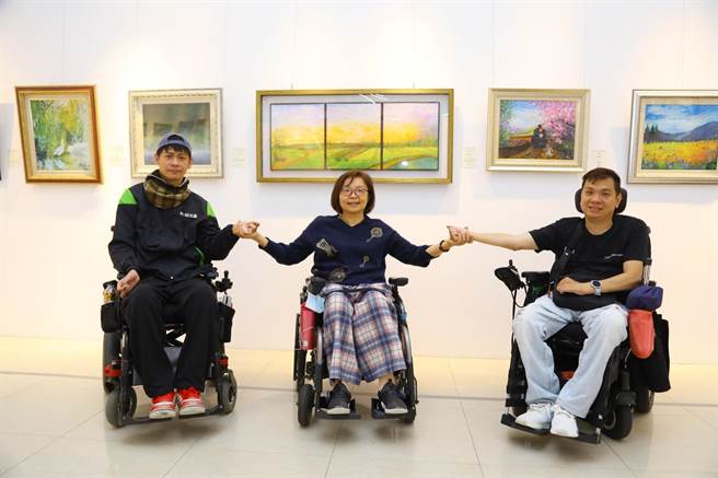 两位优秀运动员陈华国（左起）、指导老师洪娴柔与董隆斌，身后为两人的艺术创作。（陈淑娥摄）