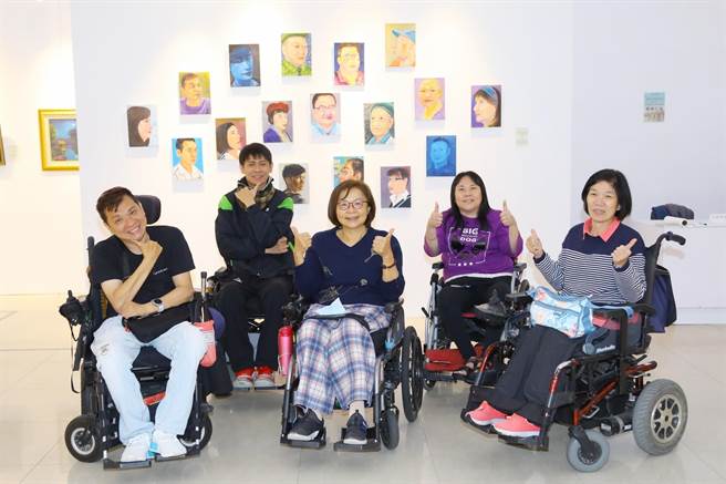 艺术家与自画像，从左至右为董隆斌、陈华国、指导老师洪娴柔、陈碧惠、锺美梅。（陈淑娥摄）