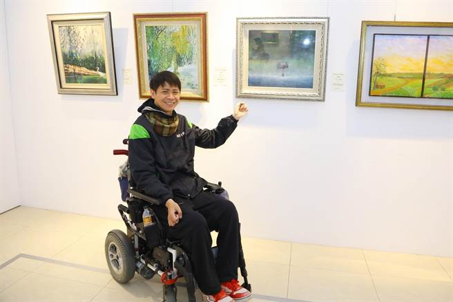 艺术家陈华国运动竞赛表现优异，获个人桌球铜牌及团体金牌，作品《空中打火英雄》。（陈淑娥摄）