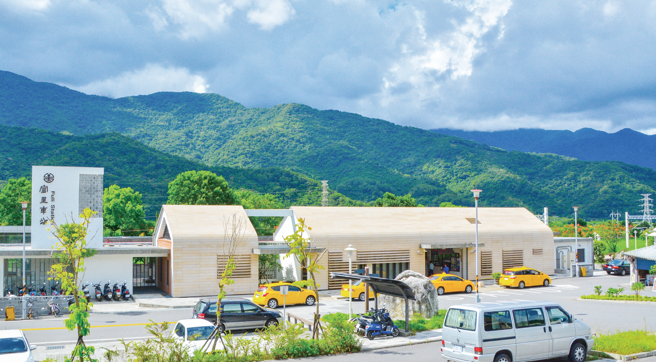 富里車站身為米鄉的門戶，車站建築以米倉為意象再貼切不過。(圖/花蓮趣)