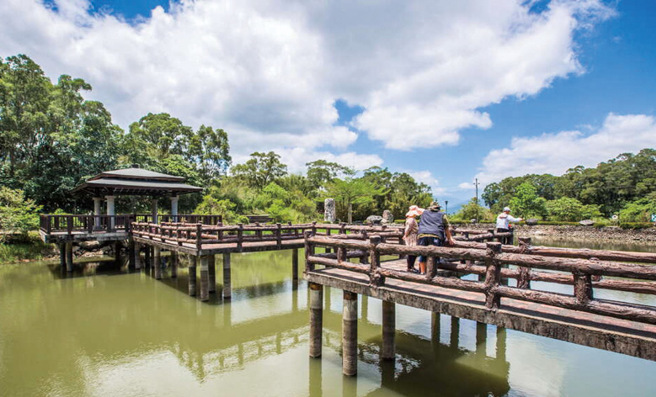 從羅山遊憩區的羅山大魚池，可遠眺羅山瀑布，景致清幽。(圖/花蓮趣)