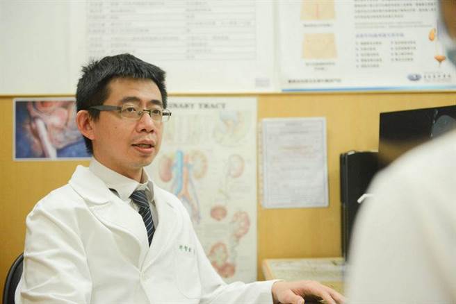 游智钦医师看诊示意照。（台北慈济医院提供）