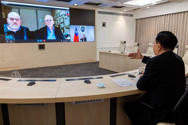 吴钊燮部长接受加拿大环球邮报渥太华分社社长Robert Fife及资深记者Steven Chase视讯专访。（外交部提供）