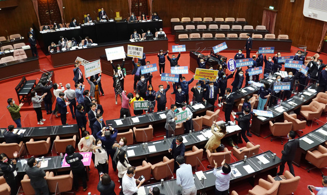 立法院25日院会三读通过18岁公民权修宪案，各党立委在议场内拍照纪念。（姚志平摄）