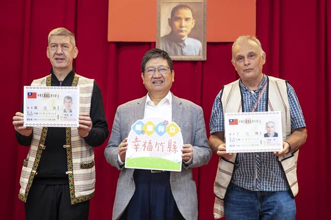 縣長楊文科（中）頒贈國民身分證給比利時籍丁立偉（右）和高立良（左）兩位「比立」神父。（羅浚濱攝） 。