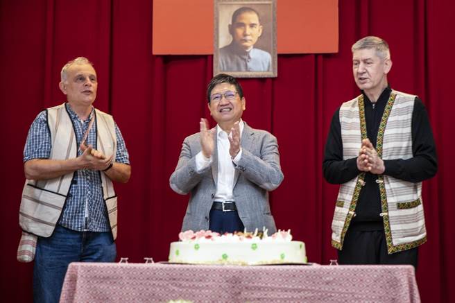 縣長楊文科（中）帶全場唱生日快樂歌，慶祝高立良（右）神父生日，歡迎他和丁立偉（左）神父拿到身分證成為正港的台灣人。（羅浚濱攝）