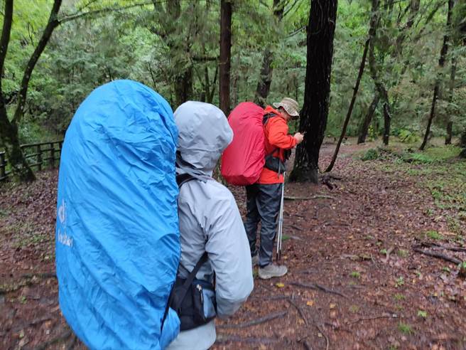 南投38歲紀姓協作19日疑遭同行登山隊放生，23日家屬聯絡不到人報警在臉書社團急尋，引發山友熱議，有人認為登山本應「團進團出」，過了２天才告知這樣行為根本謀殺。（消防局提供／吳建輝南投傳真）
