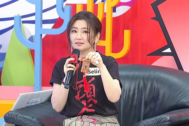 Selina秀出男友送的貼心求護身符 。（中天綜合台提供）