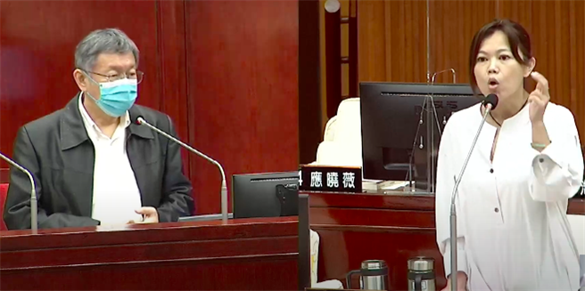 台北市长柯文哲（左）25日赴议会施政报告。（摘自柯文哲YT）