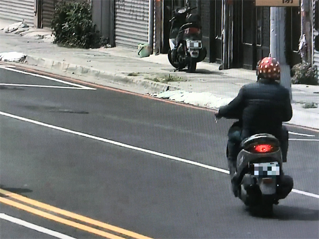 警方调阅监视器，发现陈姓老翁独自骑机车，一路从桃园骑到台中。(警方提供／林欣仪台中传真)