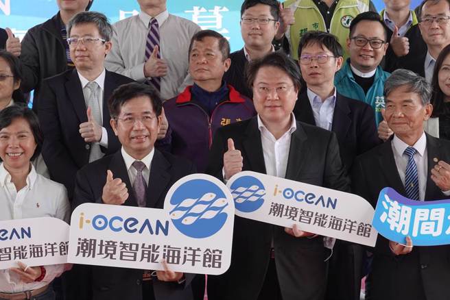 基隆市長林右昌因與確診者合照，將居家隔離3天。（陳敬哲攝）