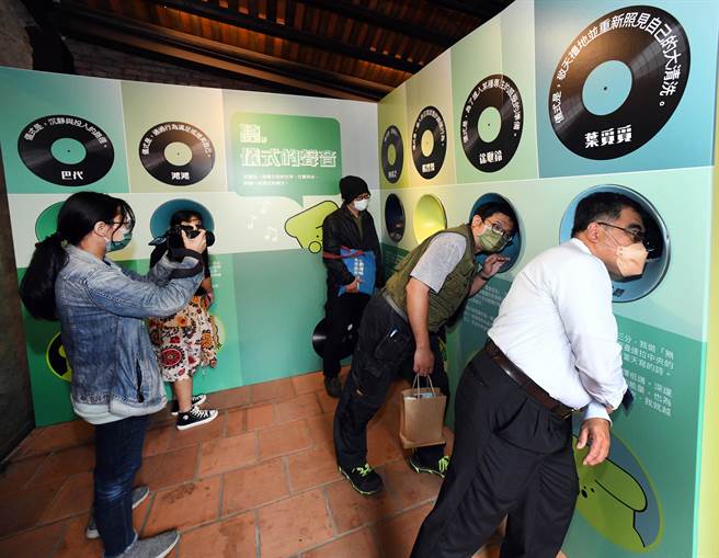 台北文学季「文学疗癒场」特展登场，北市文化局主秘刘得坚（右一）和作家林立青（右二）在「声香浴场」展区聆听作家日常仪式的声音。（台北市文化局提供／张立勋台北传真）