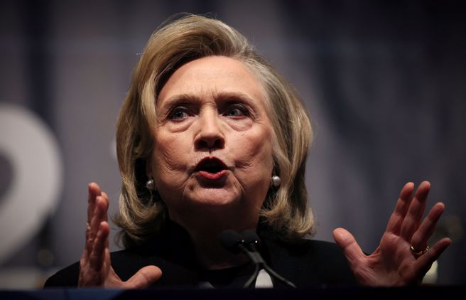 美國前總統川普今天控告前國務卿希拉蕊．柯林頓（Hillary Clinton）及民主黨領袖等人。(圖／路透社)