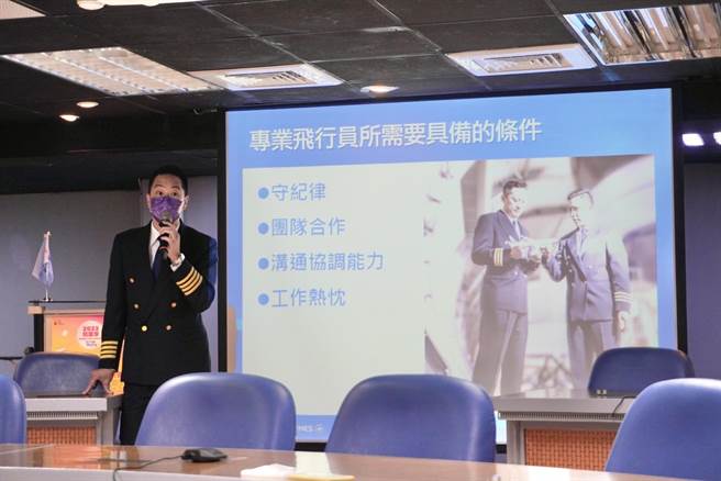 华航A321NEO全新机队的助理总机师陆世谚。（华航提供）