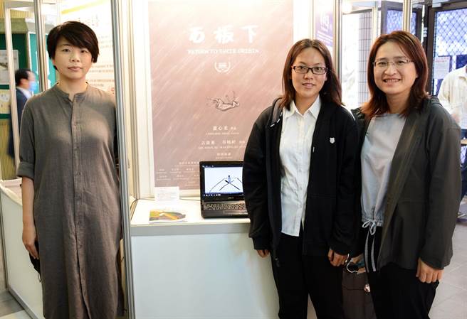屏东大学文创系萧心柔（中）以「石板下」为名，透过动画呈现排湾族「室内葬」文化，成功入围2022年亚利桑那国际电影节。（林和生摄）