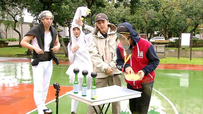 主持人吳宗憲（右）和新班底進行PK。（三立提供）