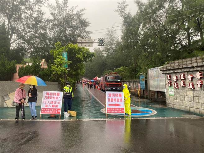 清明節連假掃墓祭祖，新北市金山警啟動交通管制。（金山警分局提供）