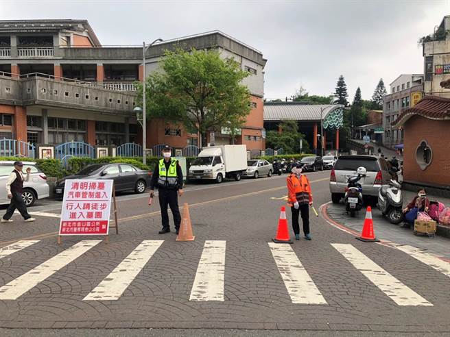 清明節連假掃墓祭祖，新北市金山警啟動交通管制。（金山警分局提供）