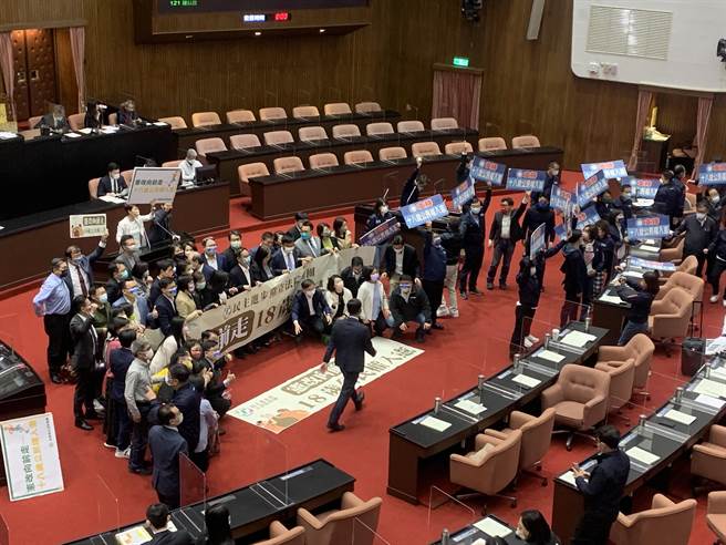 在朝野高度共識下，立院院會今天通過18歲公民權修憲案。（林縉明攝）