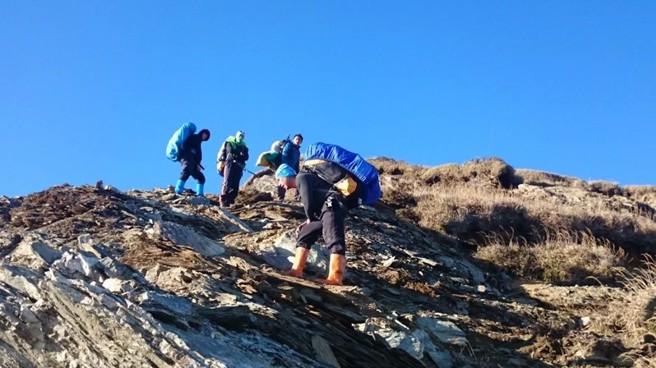 南投38歲紀姓協作19日疑遭同行登山隊放生，23日家屬聯絡不到人報警在臉書社團急尋，引發山友熱議，有人認為登山本應「團進團出」，過了２天才告知這樣行為根本謀殺。（消防局提供／吳建輝南投傳真）