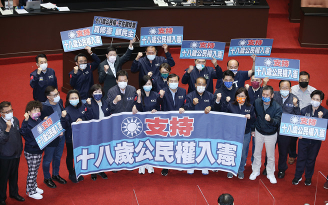 立法院25日院會三讀通過18歲公民權修憲案，國民黨團在議場內拉布條拍照紀念。（姚志平攝）