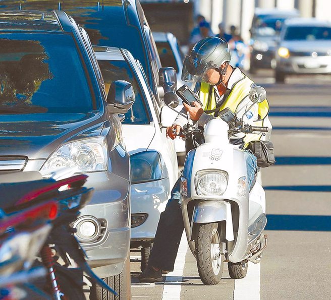 清明出游注意，这19处商圈停车格照常收费。图为民间业者为停车费开单。（本报资料照）